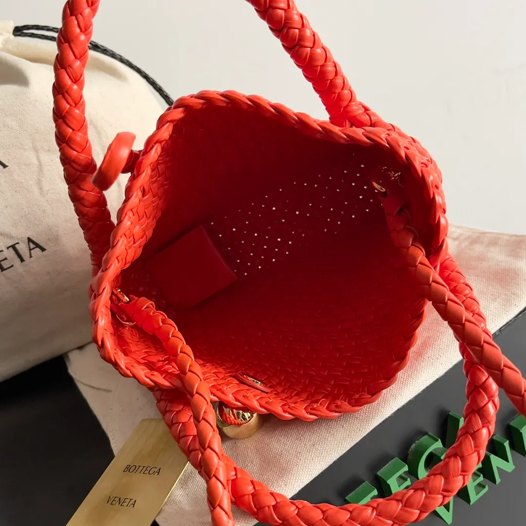 Batch 3760 BV collectible small woven handbags are really YYDS!! Bottega Veneta’s most classic small woven handbags are back! ! We use the highest quality leather with the highest craftsmanship❤️ to create the most expensive works. We have created the Intrecciato leather weaving process❤️ This unique traditional exclusive leather weaving method has not only become our logo but also reflects the time-consuming and labor-intensive craftsmanship of our products❤️ The new TOSCA handbag must be a selection worth collecting🆕 Style number: 776755 Size: 20*15.5*7cm